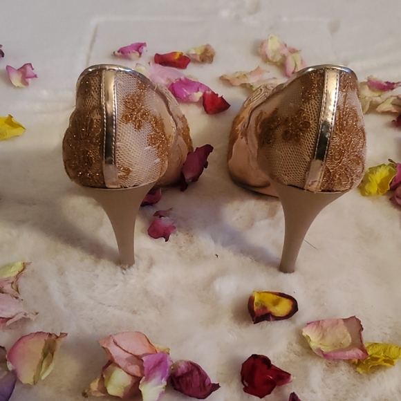 Badgley Mischka Oakes Pump - Picture 6 of 8